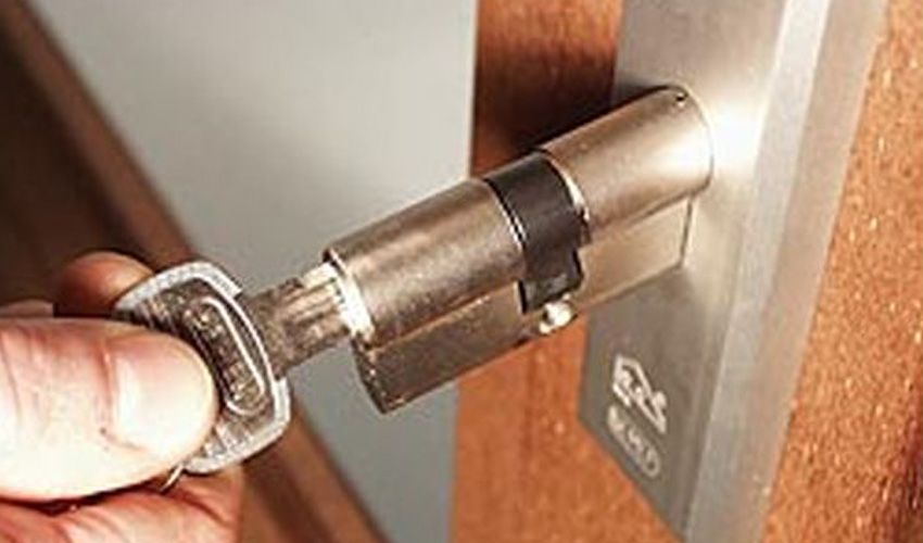 Nieuwe cilinder geplaatst na een inbraak in Vlijmen Nieuwe cilinder geplaatst na een inbraak in Vlijmen